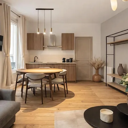 Superb Family - Le Marais *