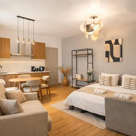 Superb Family - Le Marais