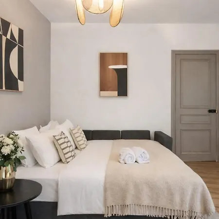 Superb Family - Le Marais