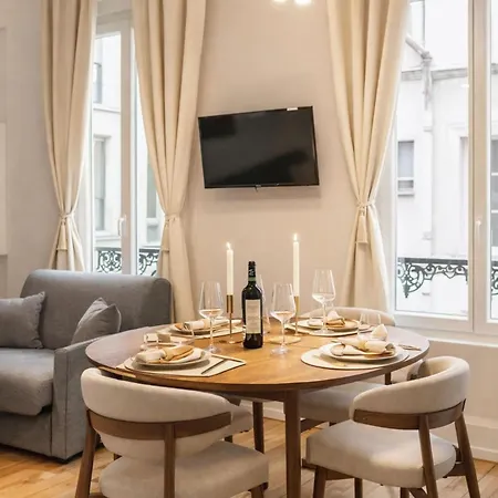 Superb Family - Le Marais * باريس
