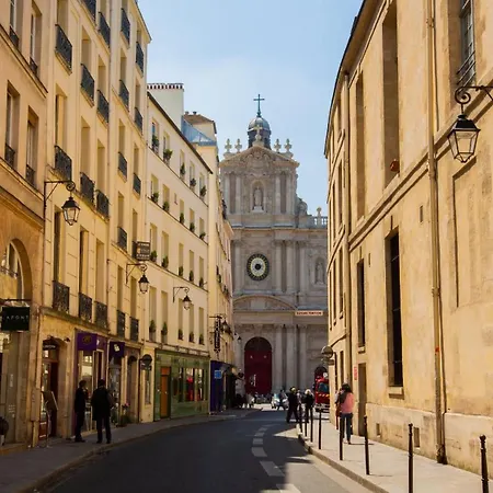 Superb Family - Le Marais *